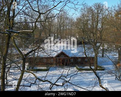 Defaultvue aérienne du parc Radziejowice en hiver. Le magnifique manoir noble est situé dans le village de Radziejowice près de Varsovie, en Pologne. Banque D'Images