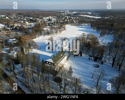 Vue aérienne du parc Radziejowice en hiver. Le magnifique palais est situé dans le village de Radziejowice près de Varsovie, en Pologne. Banque D'Images