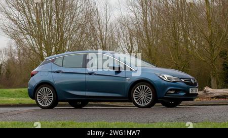 Milton Keynes, Royaume-Uni-Jan 18th 2024 : 2017 bleu Vauxhall Astra break voiture conduisant sur une route de campagne anglaise. Banque D'Images