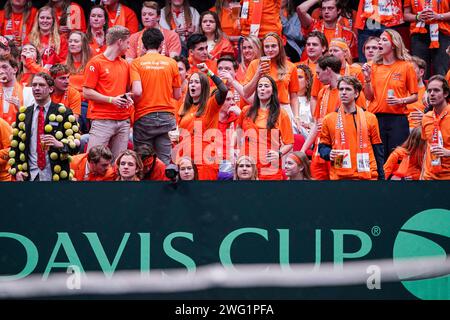 Groningen, pays-Bas. 2 février 2024. GRONINGEN, PAYS-BAS - 2 FÉVRIER : fans des pays-Bas lors du match de qualification de la coupe Davis 2024 entre les pays-Bas et la Suisse à Martiniplaza le 2 février 2024 à Groningen, pays-Bas. (Photo Andre Weening/Orange Pictures) crédit : dpa/Alamy Live News Banque D'Images