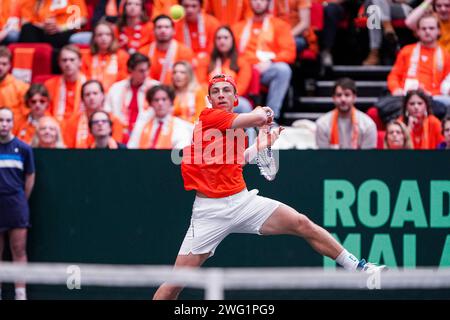 Groningen, pays-Bas. 2 février 2024. GRONINGEN, PAYS-BAS - 2 FÉVRIER : Tallon Griekspoor des pays-Bas frappe le ballon lors du match de qualification de la coupe Davis 2024 entre les pays-Bas et la Suisse à Martiniplaza le 2 février 2024 à Groningen, pays-Bas. (Photo Andre Weening/Orange Pictures) crédit : dpa/Alamy Live News Banque D'Images