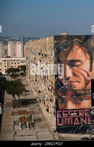 Napoli, Italie. 02 février 2024. Le chantier de démolition du Bronx de San Giovanni a Teduccio ouvre. Dans trois ans, les bâtiments post-séisme rendus célèbres dans le monde entier pour la grande fresque dédiée à Diego Armando Maradona devront tomber. La controverse ne manque pas pour ceux qui voulaient que le mur avec l'œuvre de Jorit reste debout et ceux qui ont réitéré la priorité de la régénération urbaine pour assurer un logement décent. Crédit : Live Media Publishing Group/Alamy Live News Banque D'Images