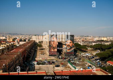 Napoli, Italie. 02 février 2024. Le chantier de démolition du Bronx de San Giovanni a Teduccio ouvre. Dans trois ans, les bâtiments post-séisme rendus célèbres dans le monde entier pour la grande fresque dédiée à Diego Armando Maradona devront tomber. La controverse ne manque pas pour ceux qui voulaient que le mur avec l'œuvre de Jorit reste debout et ceux qui ont réitéré la priorité de la régénération urbaine pour assurer un logement décent. Crédit : Live Media Publishing Group/Alamy Live News Banque D'Images