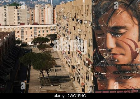 Napoli, Italie. 02 février 2024. Le chantier de démolition du Bronx de San Giovanni a Teduccio ouvre. Dans trois ans, les bâtiments post-séisme rendus célèbres dans le monde entier pour la grande fresque dédiée à Diego Armando Maradona devront tomber. La controverse ne manque pas pour ceux qui voulaient que le mur avec l'œuvre de Jorit reste debout et ceux qui ont réitéré la priorité de la régénération urbaine pour assurer un logement décent. Crédit : Live Media Publishing Group/Alamy Live News Banque D'Images