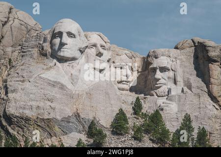 Vue rapprochée du mont Rushmore, avec les visages de quatre présidents américains célèbres sculptés à flanc de montagne Banque D'Images