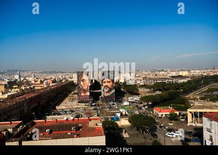 Napoli, Italie. 02 février 2024. Le chantier de démolition du Bronx de San Giovanni a Teduccio ouvre. Dans trois ans, les bâtiments post-séisme rendus célèbres dans le monde entier pour la grande fresque dédiée à Diego Armando Maradona devront tomber. La controverse ne manque pas pour ceux qui voulaient que le mur avec l'œuvre de Jorit reste debout et ceux qui ont réitéré la priorité de la régénération urbaine pour assurer un logement décent. Crédit : Live Media Publishing Group/Alamy Live News Banque D'Images