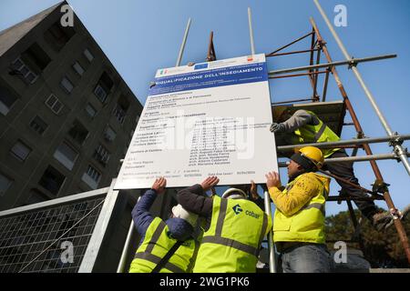 Napoli, Italie. 02 février 2024. Le chantier de démolition du Bronx de San Giovanni a Teduccio ouvre. Dans trois ans, les bâtiments post-séisme rendus célèbres dans le monde entier pour la grande fresque dédiée à Diego Armando Maradona devront tomber. La controverse ne manque pas pour ceux qui voulaient que le mur avec l'œuvre de Jorit reste debout et ceux qui ont réitéré la priorité de la régénération urbaine pour assurer un logement décent. Crédit : Live Media Publishing Group/Alamy Live News Banque D'Images