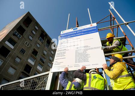 Napoli, Italie. 02 février 2024. Le chantier de démolition du Bronx de San Giovanni a Teduccio ouvre. Dans trois ans, les bâtiments post-séisme rendus célèbres dans le monde entier pour la grande fresque dédiée à Diego Armando Maradona devront tomber. La controverse ne manque pas pour ceux qui voulaient que le mur avec l'œuvre de Jorit reste debout et ceux qui ont réitéré la priorité de la régénération urbaine pour assurer un logement décent. Crédit : Live Media Publishing Group/Alamy Live News Banque D'Images