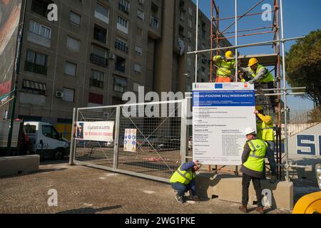 Napoli, Italie. 02 février 2024. Le chantier de démolition du Bronx de San Giovanni a Teduccio ouvre. Dans trois ans, les bâtiments post-séisme rendus célèbres dans le monde entier pour la grande fresque dédiée à Diego Armando Maradona devront tomber. La controverse ne manque pas pour ceux qui voulaient que le mur avec l'œuvre de Jorit reste debout et ceux qui ont réitéré la priorité de la régénération urbaine pour assurer un logement décent. Crédit : Live Media Publishing Group/Alamy Live News Banque D'Images