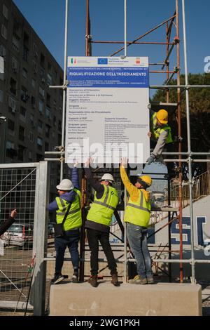 Napoli, Italie. 02 février 2024. Le chantier de démolition du Bronx de San Giovanni a Teduccio ouvre. Dans trois ans, les bâtiments post-séisme rendus célèbres dans le monde entier pour la grande fresque dédiée à Diego Armando Maradona devront tomber. La controverse ne manque pas pour ceux qui voulaient que le mur avec l'œuvre de Jorit reste debout et ceux qui ont réitéré la priorité de la régénération urbaine pour assurer un logement décent. Crédit : Live Media Publishing Group/Alamy Live News Banque D'Images