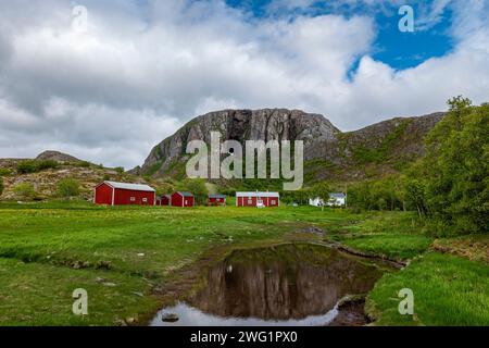 Trou de Torhatten dans la montagne, près de Bronnoysund, Norvège. Banque D'Images