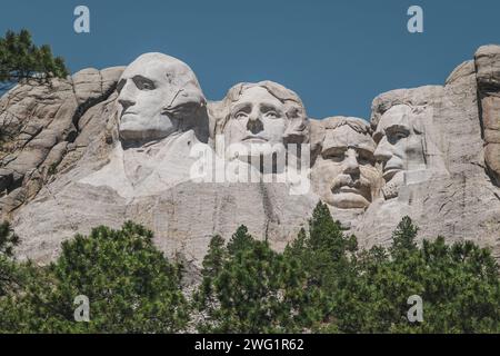 Vue rapprochée du mont Rushmore, avec les visages de quatre présidents américains célèbres sculptés à flanc de montagne Banque D'Images