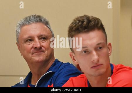 Vendryne, République tchèque. 02 février 2024. Le capitaine non joueur de l'équipe tchèque Jaroslav Navratil, à gauche, et le joueur de tennis Jiri Lehecka lors de la conférence de presse après le tirage au sort de qualification de la coupe Davis devant la République tchèque contre Israël à Vendryne, en République tchèque, le 2 février 2024. Crédit : Jaroslav Ozana/CTK photo/Alamy Live News Banque D'Images