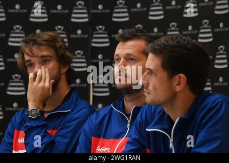 Vendryne, République tchèque. 02 février 2024. (G-D) l'équipe tchèque Tomas Machac, Adam Pavlasek et vit Kopriva lors de la conférence de presse après le tirage au sort de qualification de la coupe Davis devant la République tchèque vs Israël à Vendryne, République tchèque, le 2 février 2024. Crédit : Jaroslav Ozana/CTK photo/Alamy Live News Banque D'Images