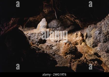 Des formations de calcite uniques dans le monument national Jewel Cave, appelées « longeron à tête de clous », recouvrent la grotte dans une texture semblable à un bijou Banque D'Images