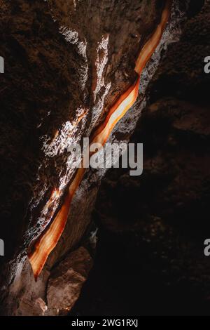 Une formation de pierre coulante de calcite de 6 pieds dans le monument national Jewel Cave - souvent appelé « bacon des cavernes » Banque D'Images