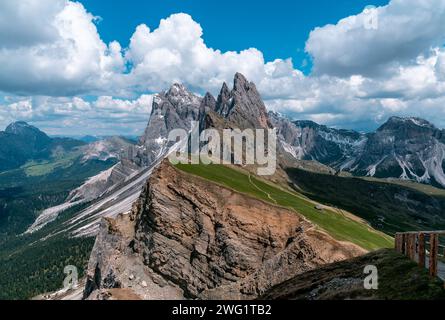 Vue imprenable sur les pics accidentés de Seceda dans les Dolomites sous un ciel dynamique Banque D'Images