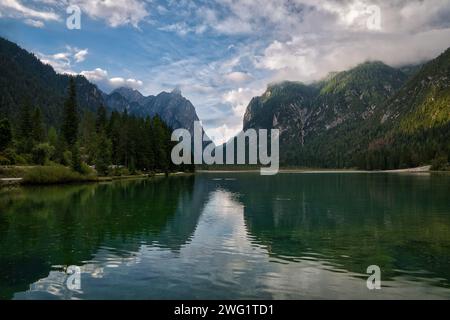 Lac pittoresque niché au milieu de montagnes majestueuses et entouré de pins luxuriants Banque D'Images