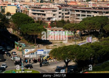 Actualités - le chantier de démolition du Bronx de San Giovanni a Teduccio ouvre le chantier de démolition du Bronx de San Giovanni a Teduccio. Dans trois ans, les bâtiments post-séisme rendus célèbres dans le monde entier pour la grande fresque dédiée à Diego Armando Maradona devront tomber. Les controverses ne manquent pas pour ceux qui voulaient que le mur avec le travail de Jorit reste debout et ceux qui ont réitéré la priorité de la régénération urbaine pour assurer un logement décent. Napoli Bronx, San Giovanni a Teduccio Italie Copyright : xAntonioxBalascox/xLiveMediax LPN 1 Banque D'Images