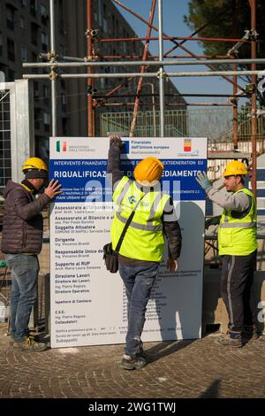 Actualités - le chantier de démolition du Bronx de San Giovanni a Teduccio ouvre le chantier de démolition du Bronx de San Giovanni a Teduccio. Dans trois ans, les bâtiments post-séisme rendus célèbres dans le monde entier pour la grande fresque dédiée à Diego Armando Maradona devront tomber. Les controverses ne manquent pas pour ceux qui voulaient que le mur avec le travail de Jorit reste debout et ceux qui ont réitéré la priorité de la régénération urbaine pour assurer un logement décent. Napoli Bronx, San Giovanni a Teduccio Italie Copyright : xAntonioxBalascox/xLiveMediax LPN 1 Banque D'Images