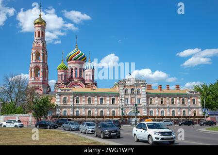 TAMBOV, RUSSIE - 03 JUIN 2023 : le couvent Voznesensky dans le paysage urbain. Tambov, Russie Banque D'Images
