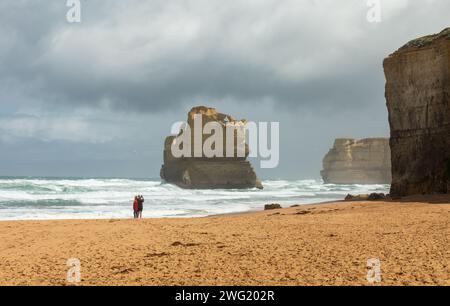 Une vue spectaculaire depuis une plage du détroit de Bass en dessous de Gibson Steps dans le parc national de Port Campbell, Victoria, Australie, sur la Great Ocean Road. Banque D'Images