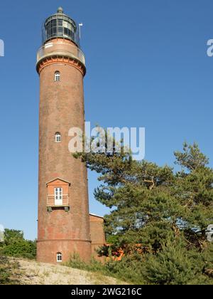 Vue extérieure du phare historique de Darßer Ort dans le parc national de la région de la lagune de Poméranie occidentale, Allemagne Banque D'Images