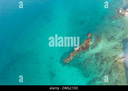 Vue aérienne des récifs dans les eaux d'un lagon tropical Banque D'Images