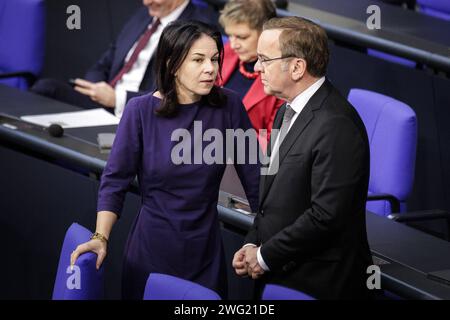 L-R Annalena Baerbock, Bundesaussenministerin, und Boris Pistorius, Bundesminister der Verteidigung, aufgenommen Rahmen der 152. Sitzung des Deutschen Bundestages. Berlin, 02.02.2024. Berlin Deutschland *** L R Annalena Baerbock, ministre fédéral des Affaires étrangères, et Boris Pistorius, ministre fédéral de la Défense, enregistrés lors de la 152e session du Bundestag allemand Berlin, 02 02 2024 Berlin Allemagne Copyright : xJaninexSchmitzx Banque D'Images