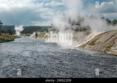 La vapeur monte au-dessus de la rivière Firehole, de Grand Prismatic Spring dans le parc national de Yellowstone Banque D'Images