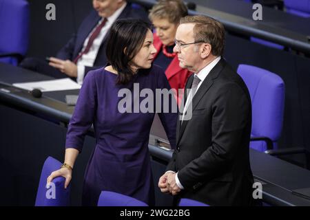 L-R Annalena Baerbock, Bundesaussenministerin, und Boris Pistorius, Bundesminister der Verteidigung, aufgenommen Rahmen der 152. Sitzung des Deutschen Bundestages. Berlin, 02.02.2024. Berlin Deutschland *** L R Annalena Baerbock, ministre fédéral des Affaires étrangères, et Boris Pistorius, ministre fédéral de la Défense, enregistrés lors de la 152e session du Bundestag allemand Berlin, 02 02 2024 Berlin Allemagne Copyright : xJaninexSchmitzx Banque D'Images