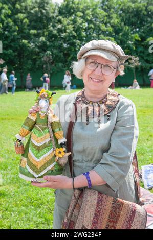 12 juin 2022, Kolomna, Russie. Festival international de couture de patchwork Soul de Russie. Artisan présente ses jouets faits à la main. Banque D'Images