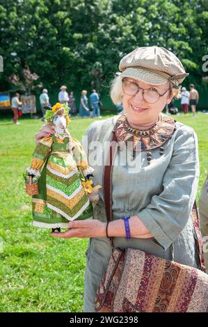 12 juin 2022, Kolomna, Russie. Festival international de couture de patchwork Soul de Russie. Artisan présente ses jouets faits à la main. Banque D'Images