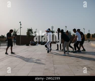 Une troupe de danse de rue peut être vu filmer une vidéo de danse près de Tigne point à Malte. Banque D'Images