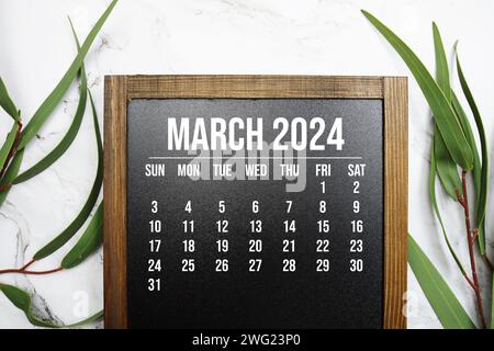 Mars 2024 calendrier mensuel avec décoration de feuilles vertes sur fond de marbre Banque D'Images