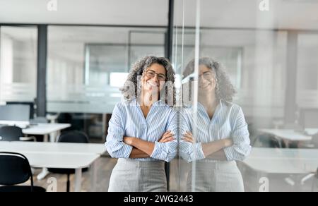 Heureuse femme d'affaires professionnelle mature plus âgée debout dans le bureau, portrait. Banque D'Images