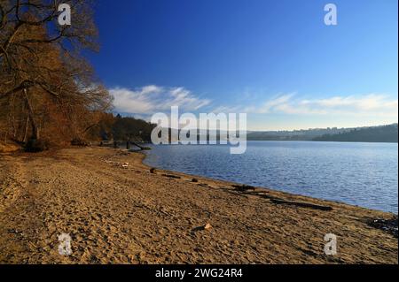 Réservoir de Brno - ville de Brno - République tchèque - Europe. Beau paysage avec eau et plage. Beau temps ensoleillé avec ciel bleu en hiver. Banque D'Images