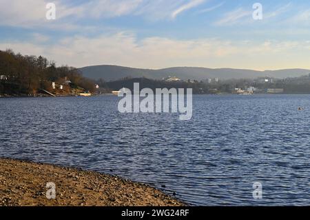 Réservoir de Brno - ville de Brno - République tchèque - Europe. Beau paysage avec eau et plage. Beau temps ensoleillé avec ciel bleu en hiver. Banque D'Images