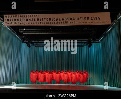 Scène complète avec costumes de servante suspendus dans LE CONTE DE SERVANTE à l'English National Opera (ENO), London Coliseum, London WC2 01/02/2024 musique : Poul Ruders livret : Paul Bentley d'après le roman de Margaret Atwood chef d'orchestre : Joana Carneiro design : Annemarie Woods video design : Akhila Krishnan éclairage original: Paule Constable Coordinatrice originale du mouvement et de l'intimité : Imogen Knight réalisatrice : Annilese Miskimmon Banque D'Images