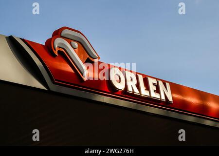 Cracovie, Pologne, 2 février 2024. Un logo d'Orlen, distributeur polonais d'essence et de gaz, est visible sur la station de patrouille dans le centre de Cracovie alors que le PDG de la société du trésor public a été licencié et que la société attend un nouveau PDG. Après le changement de gouvernement en Pologne en décembre 2023, un désaccord de grande ampleur surgit entre les nouveaux dirigeants et l'ancien gouvernement d'extrême droite qui avait le pouvoir pendant 8 ans. Le nouveau gouvernement vise à retirer les PDG de l'ancien gouvernement des institutions cruciales telles que les médias publics et les tribunaux, les entreprises de trésorerie ou les gouvernements régionaux. Crédit : Dominika Z Banque D'Images