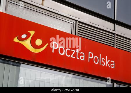 Cracovie, Pologne, 2 février 2024. Un logo de la poste polonaise est visible sur un bâtiment dans le centre de Cracovie alors que le PDG de la société du trésor public a été licencié et que la société attend un nouveau PDG. Après le changement de gouvernement en Pologne en décembre 2023, un désaccord de grande ampleur surgit entre les nouveaux dirigeants et l'ancien gouvernement d'extrême droite qui avait le pouvoir pendant 8 ans. Le nouveau gouvernement vise à retirer les PDG de l'ancien gouvernement des institutions cruciales telles que les médias publics et les tribunaux, les entreprises de trésorerie ou les gouvernements régionaux. Crédit : Dominika Zarzycka/Alamy Live News Banque D'Images