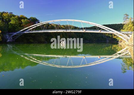 Brno Dam - République tchèque. Magnifique paysage tchèque avec forêts, lac et ciel bleu. Espace de loisirs pour les sports et les divertissements. Banque D'Images