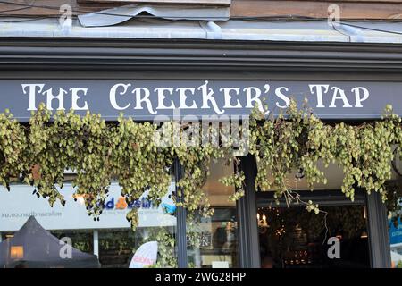 Le pub Creeker's Tap décoré avec du houblon pour le Festival de Faversham Hop, Preston Street, Faversham, Kent, Angleterre, Royaume-Uni Banque D'Images