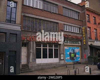 Bruxelles, Belgique. 2 février 2024. Deux restaurants à proximité. Lieux historiques. Façade de bâtiment. Restaurants Castel de Rhodes et le Consul. Façade Banque D'Images