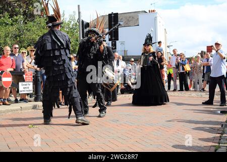 Danseurs Morris jouant dans la rue au Faversham Hop Festival, Faversham, Kent, Angleterre, Royaume-Uni Banque D'Images