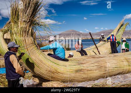 Îles Uros, Pérou, 1er mai 2009 : artisanat à Uros : construction de bateaux à roseaux au four Banque D'Images