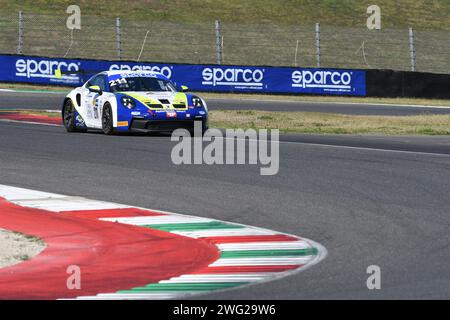 Scarperia, 29 septembre 2023 : Porsche 992 GT3 Coupe de l'équipe Autorlando Sport conduite par Ghezzi Giuseppe et Zanardini Mirko en action lors de la pratique de I. Banque D'Images