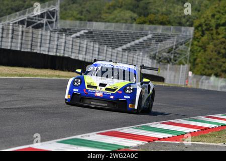 Scarperia, 29 septembre 2023 : Porsche 992 GT3 Coupe de l'équipe Autorlando Sport conduite par Ghezzi Giuseppe et Zanardini Mirko en action lors de la pratique de I. Banque D'Images