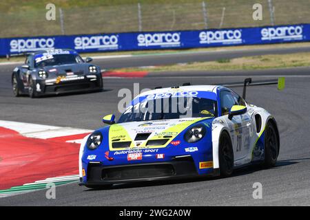 Scarperia, 29 septembre 2023 : Porsche 992 GT3 Coupe de l'équipe Autorlando Sport conduite par Ghezzi Giuseppe et Zanardini Mirko en action lors de la pratique de I. Banque D'Images