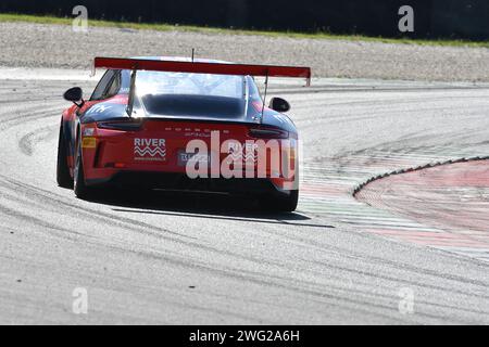 Scarperia, 29 septembre 2023 : Porsche 991,2 GT3 CUP de L'équipe EBIMOTORS conduite par Peroni Costantino et Papi Cosimo en action lors de la pratique de L'italien Banque D'Images